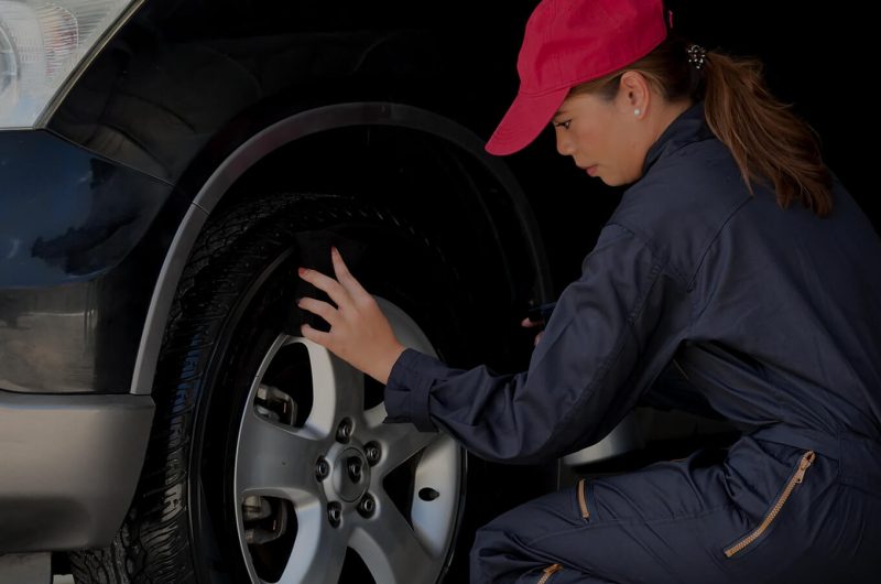 Mecánica trabajando en los neumáticos del vehículo